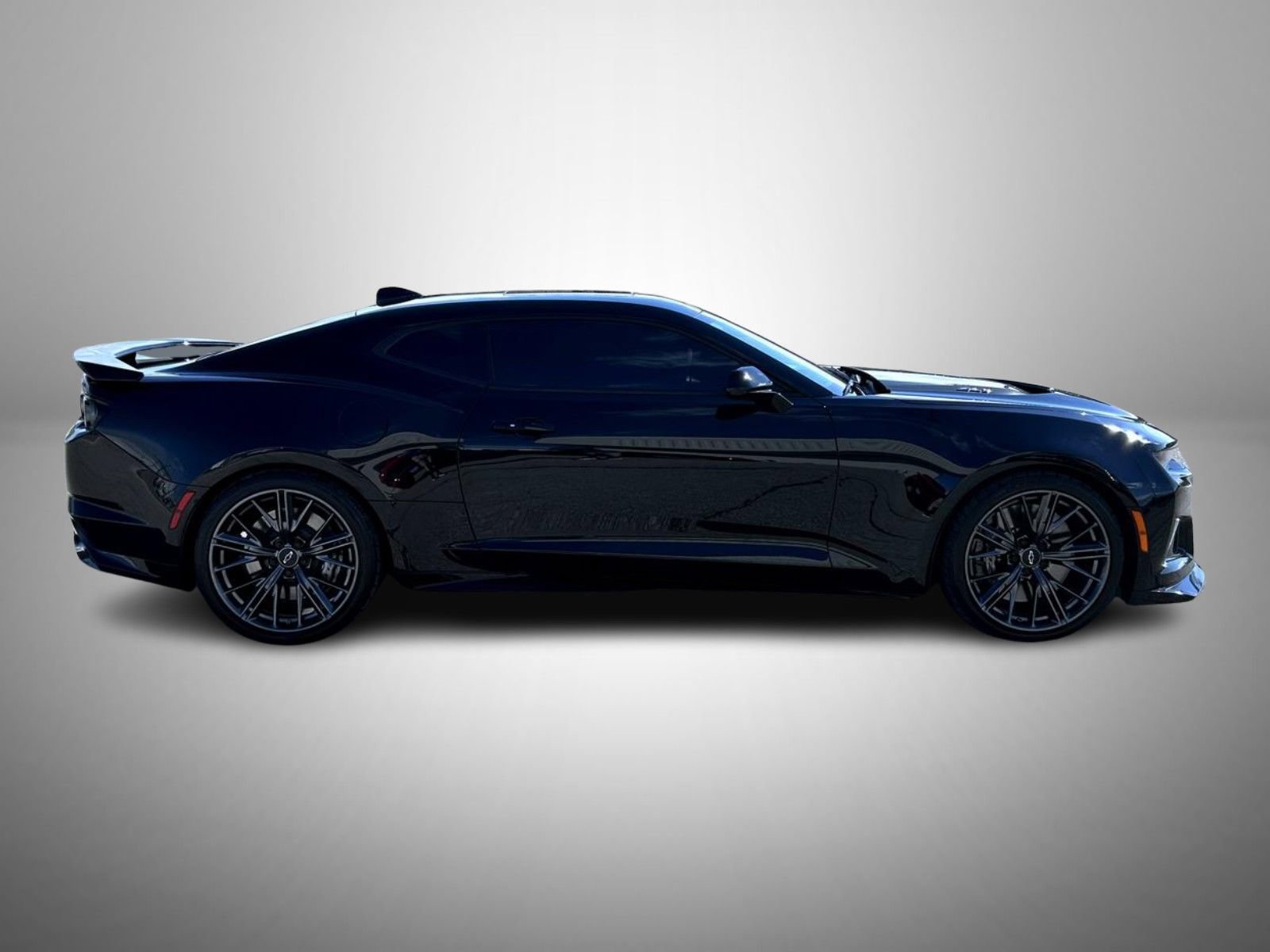 Used 2021 Chevrolet Camaro ZL1 w/ LPO, ZL1 Protection Package RWD image 4