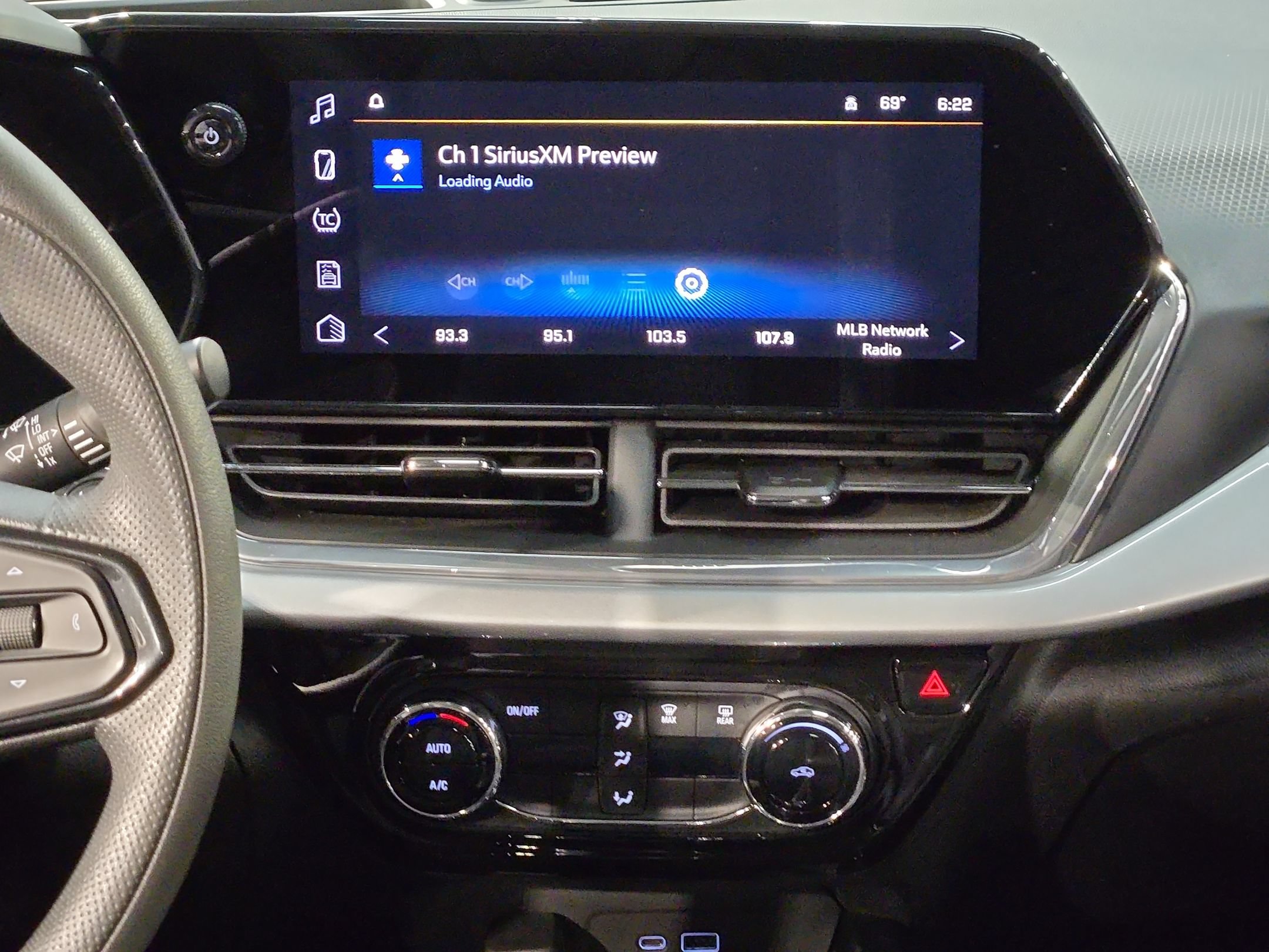 Used 2025 Chevrolet Trax LT FWD image 16