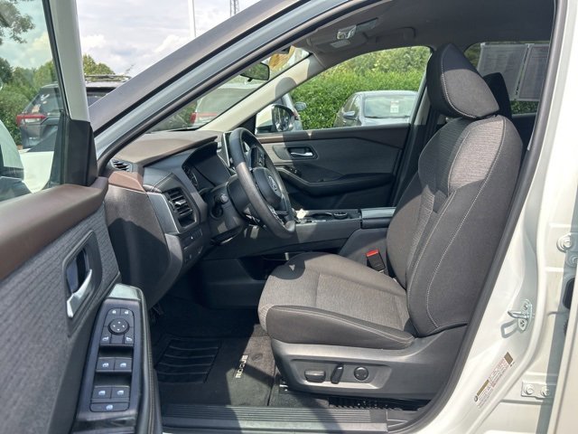 Used 2023 Nissan Rogue SV image 14