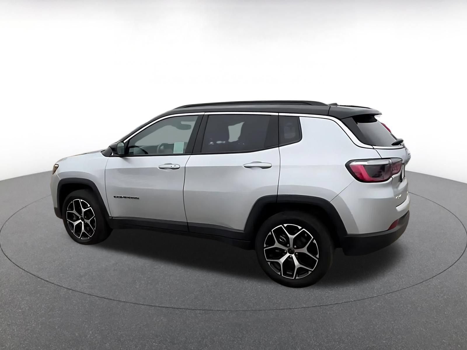 Used 2025 Jeep Compass Limited AWD/4WD image 4