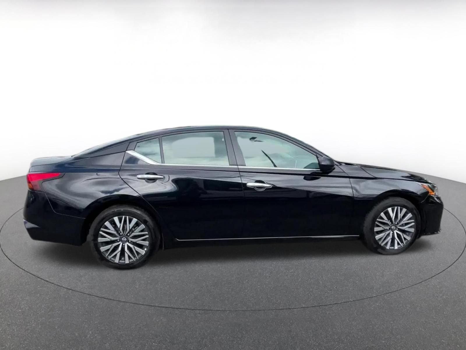 Used 2025 Nissan Altima 2.5 SV FWD image 13