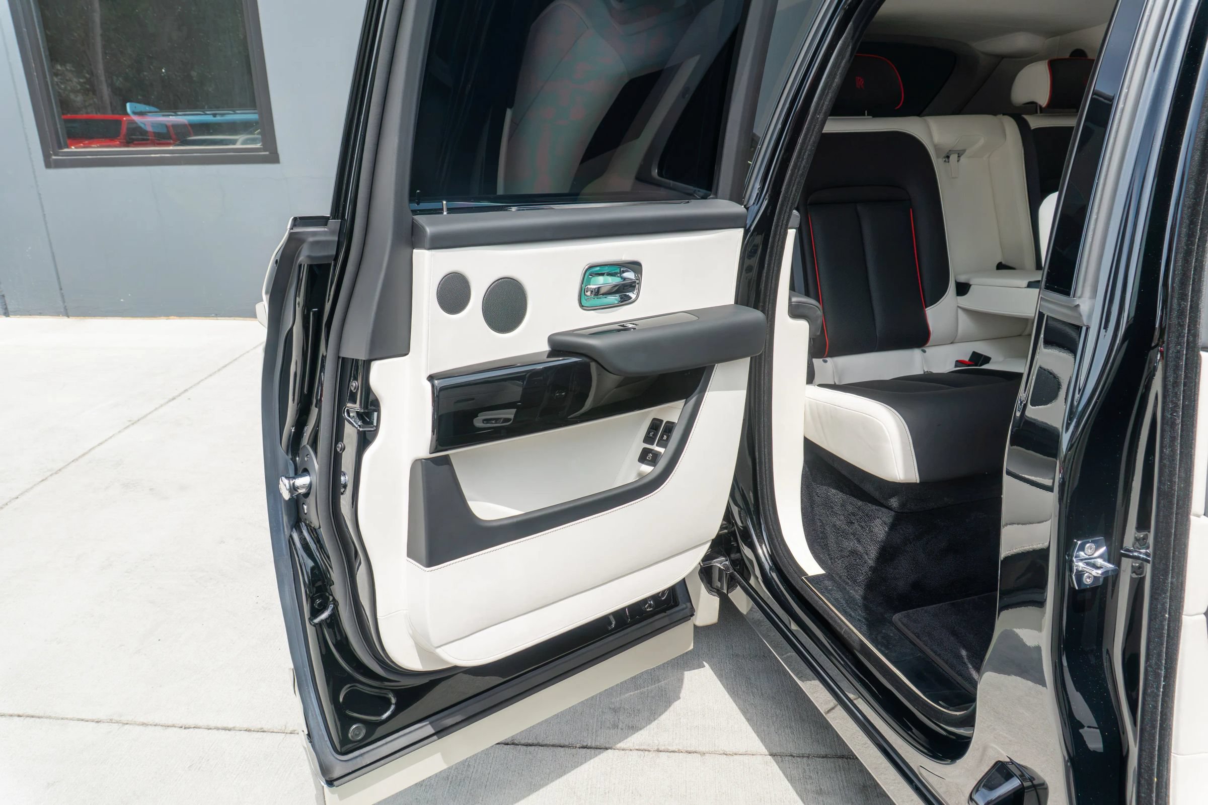 Used 2025 Rolls-Royce Cullinan AWD/4WD image 61
