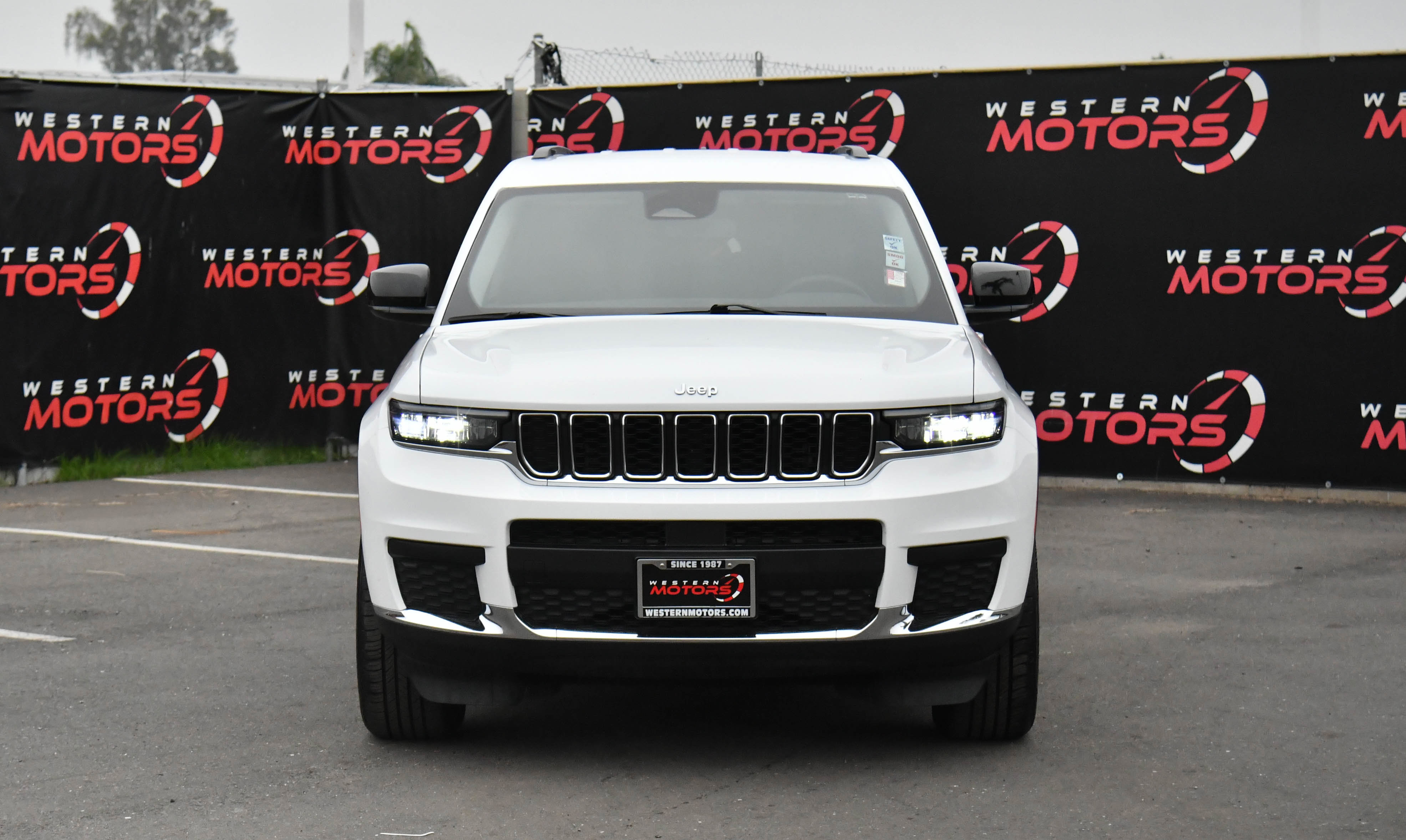 Used 2023 Jeep Grand Cherokee L Laredo image 2