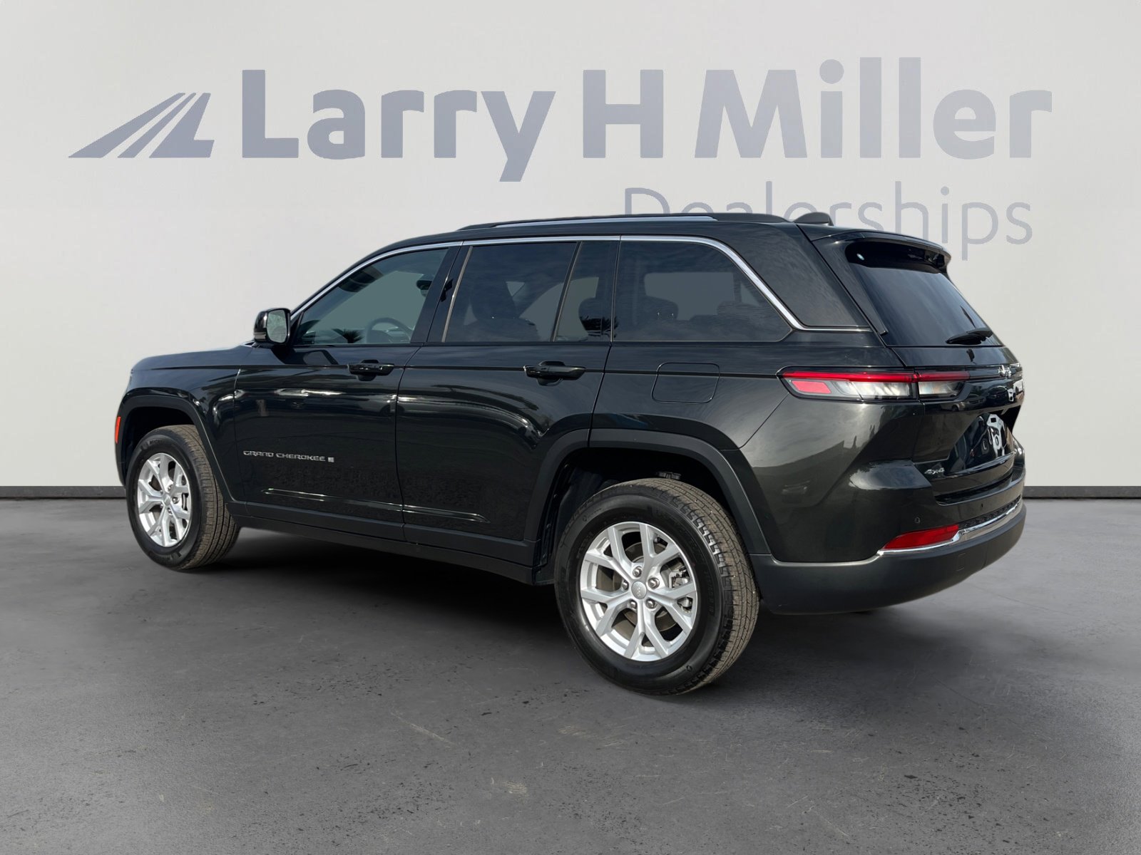 Certified 2024 Jeep Grand Cherokee Limited image 3