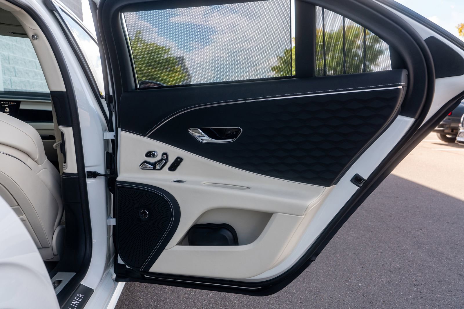 Certified 2025 Bentley Flying Spur Plug-In Hybrid image 33