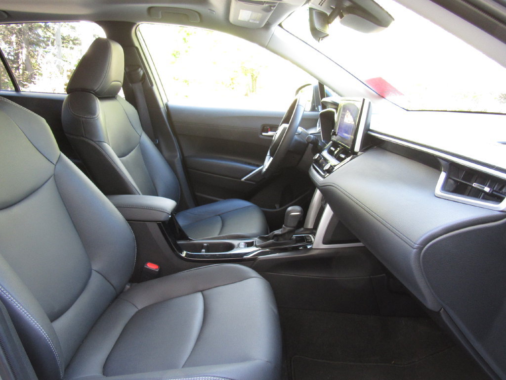 Used 2025 Toyota Corolla Cross XLE w/ Convenience Package AWD/4WD image 18