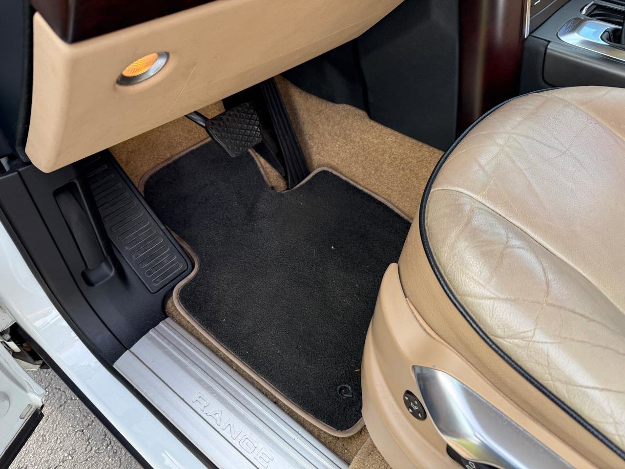 Used 2012 Land Rover Range Rover HSE image 15