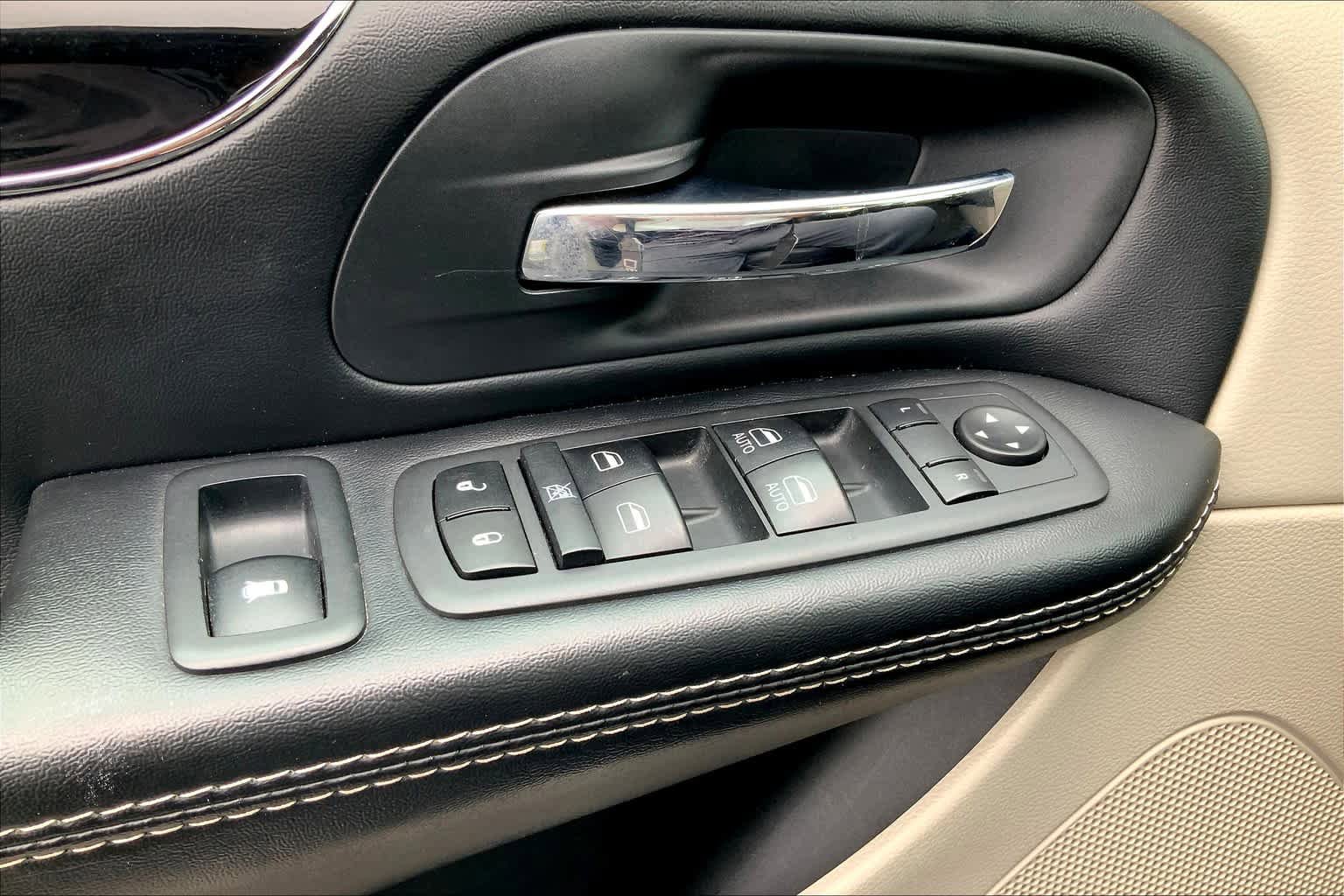 Used 2020 Dodge Grand Caravan SXT image 33