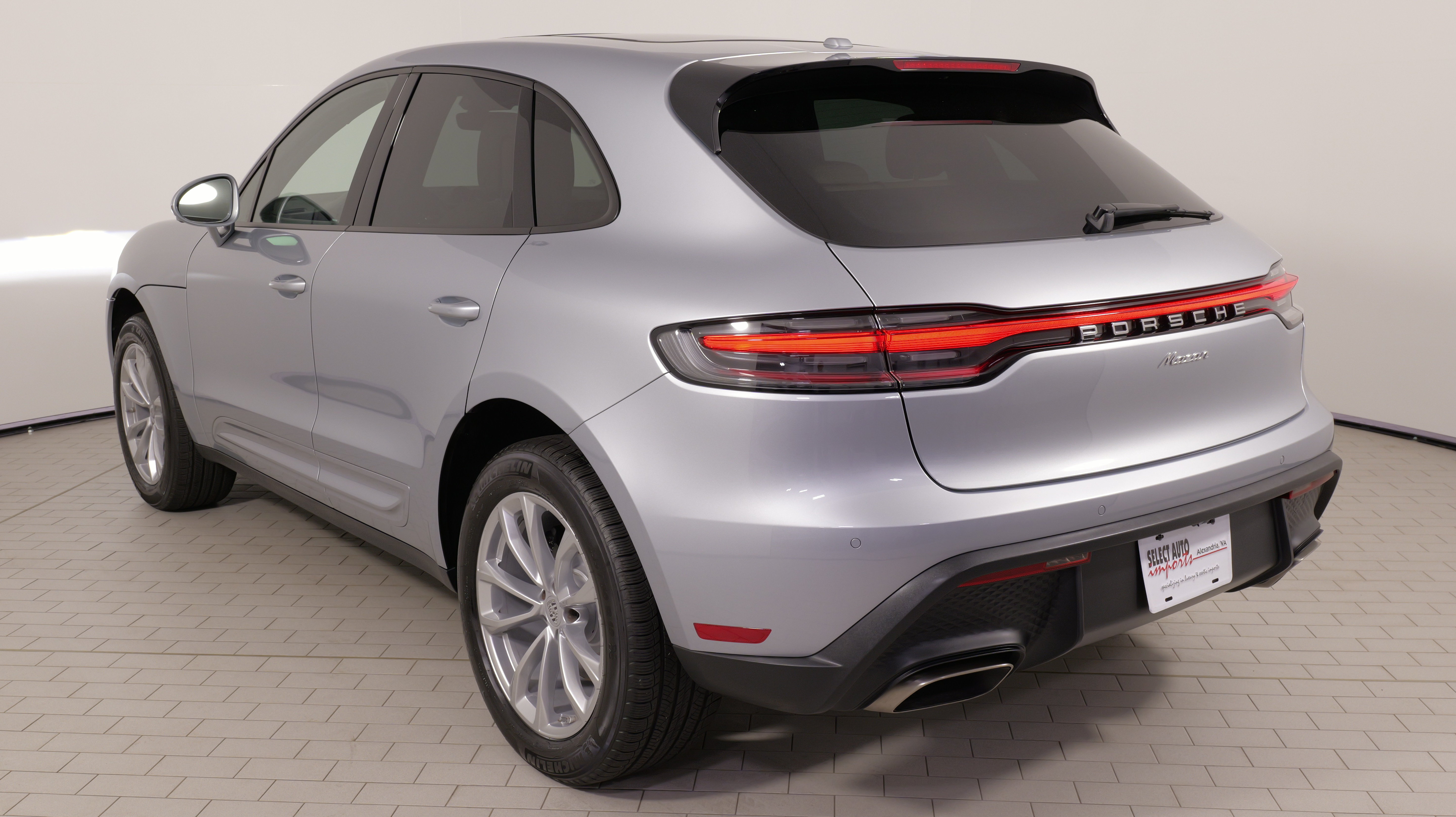 Used 2025 Porsche Macan AWD/4WD image 13