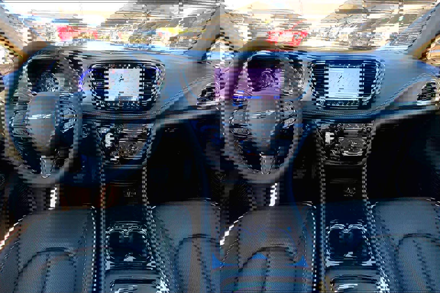 Used 2025 Chrysler Pacifica Limited image 13