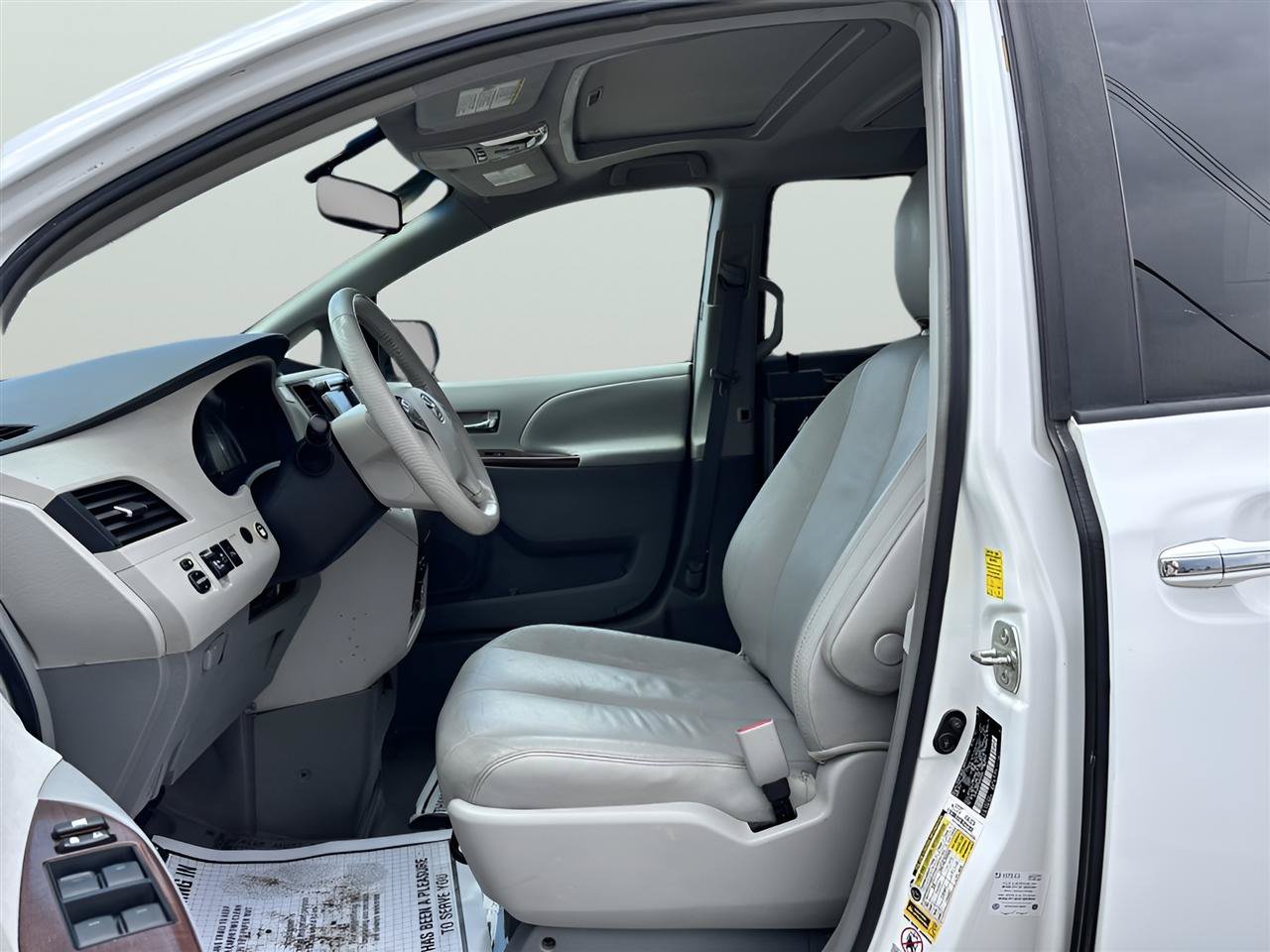 Used 2011 Toyota Sienna XLE w/ Premium Pkg FWD image 11