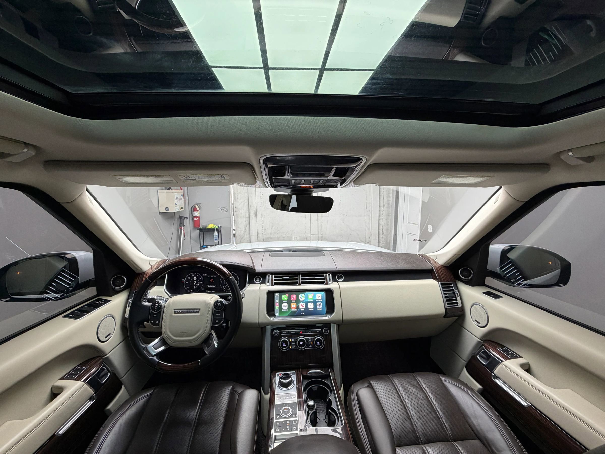 Used 2017 Land Rover Range Rover HSE image 8