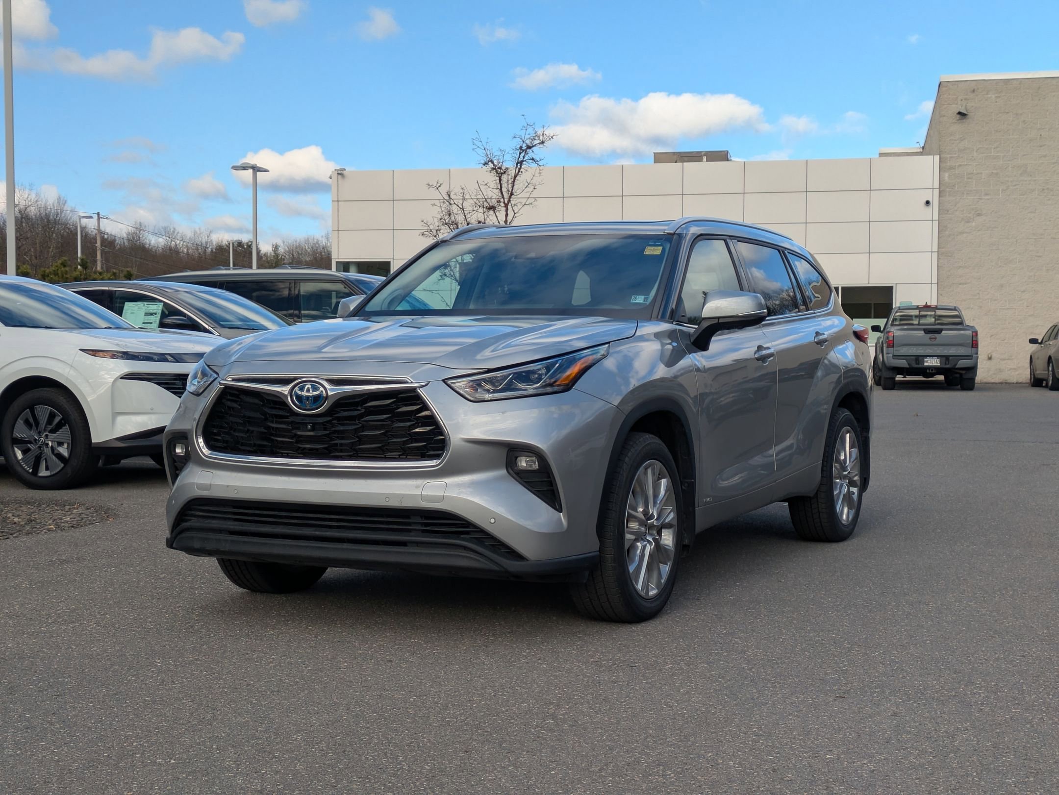 Used 2023 Toyota Highlander Limited image 3