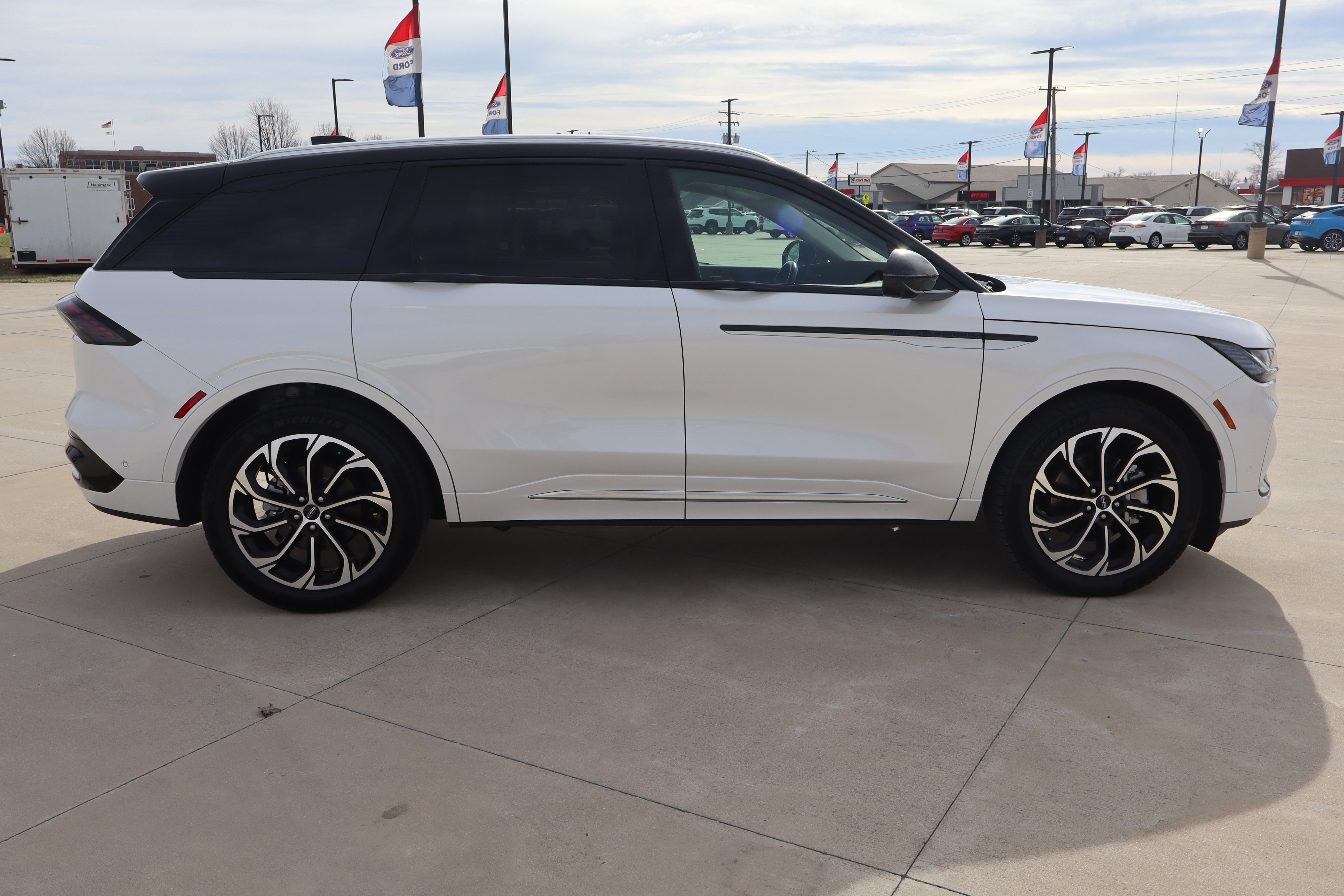 Used 2024 Lincoln Nautilus Reserve w/ Equipment Group 202A image 5