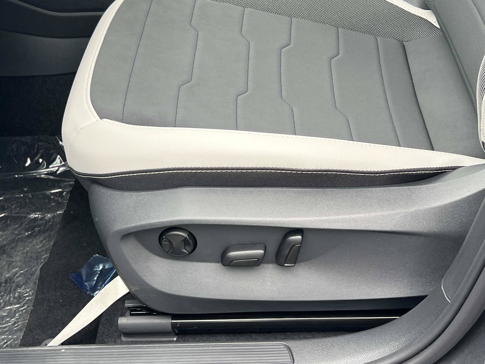 New 2026 Volkswagen Taos SE FWD image 17