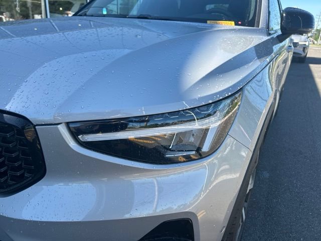 Certified 2025 Volvo XC40 B5 Plus AWD/4WD image 8