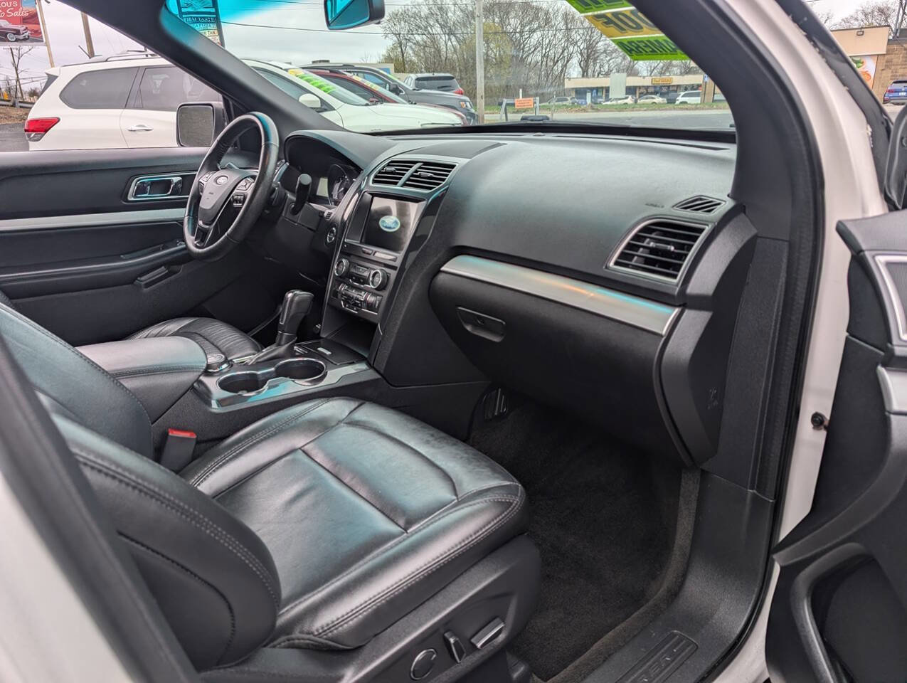 Used 2017 Ford Explorer XLT w/ Equipment Group 202A AWD/4WD image 10