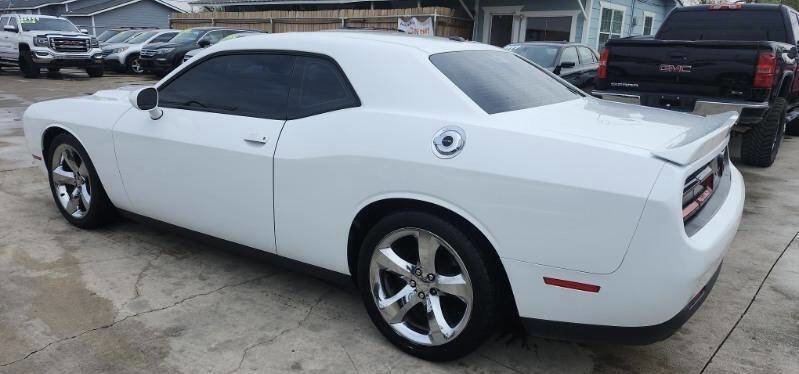 Used 2015 Dodge Challenger SXT w/ Driver Convenience Group RWD image 4