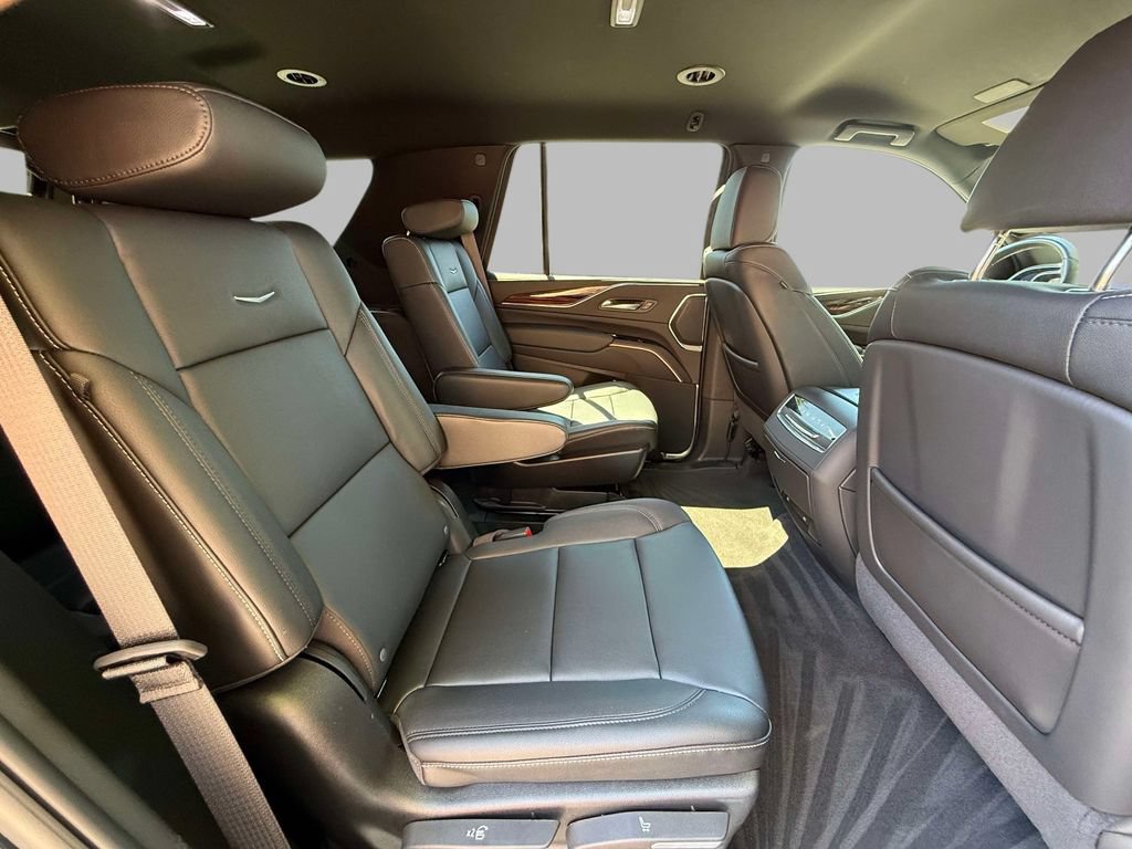 Used 2024 Cadillac Escalade Luxury AWD/4WD image 16