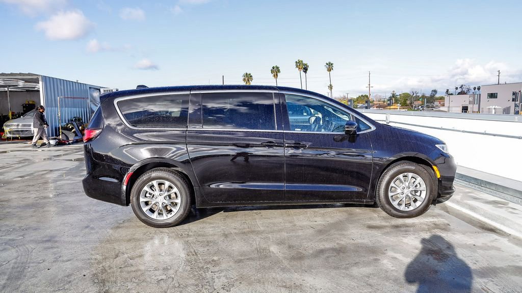 New 2026 Chrysler Pacifica Select image 13