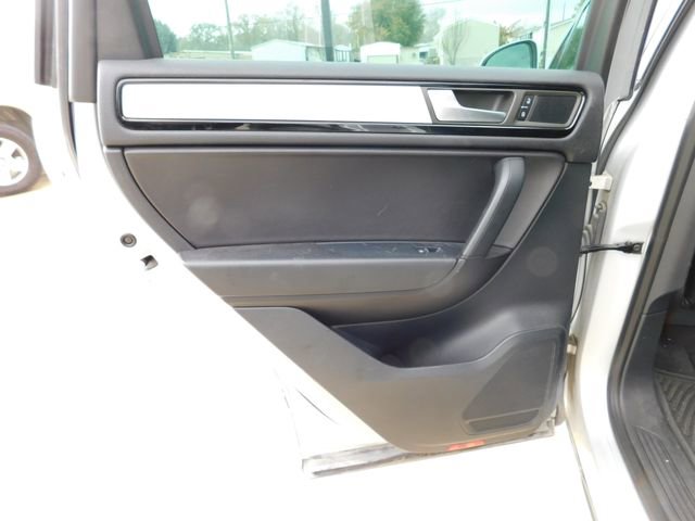 Used 2014 Volkswagen Touareg Sport image 12