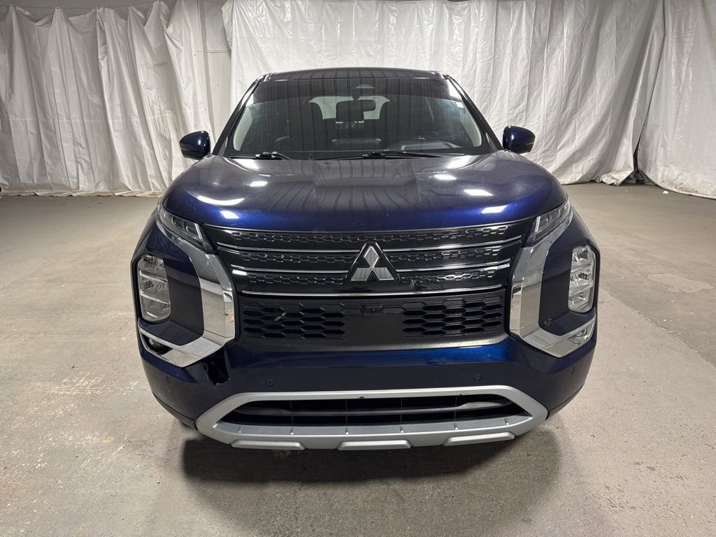 Used 2022 Mitsubishi Outlander SE image 2