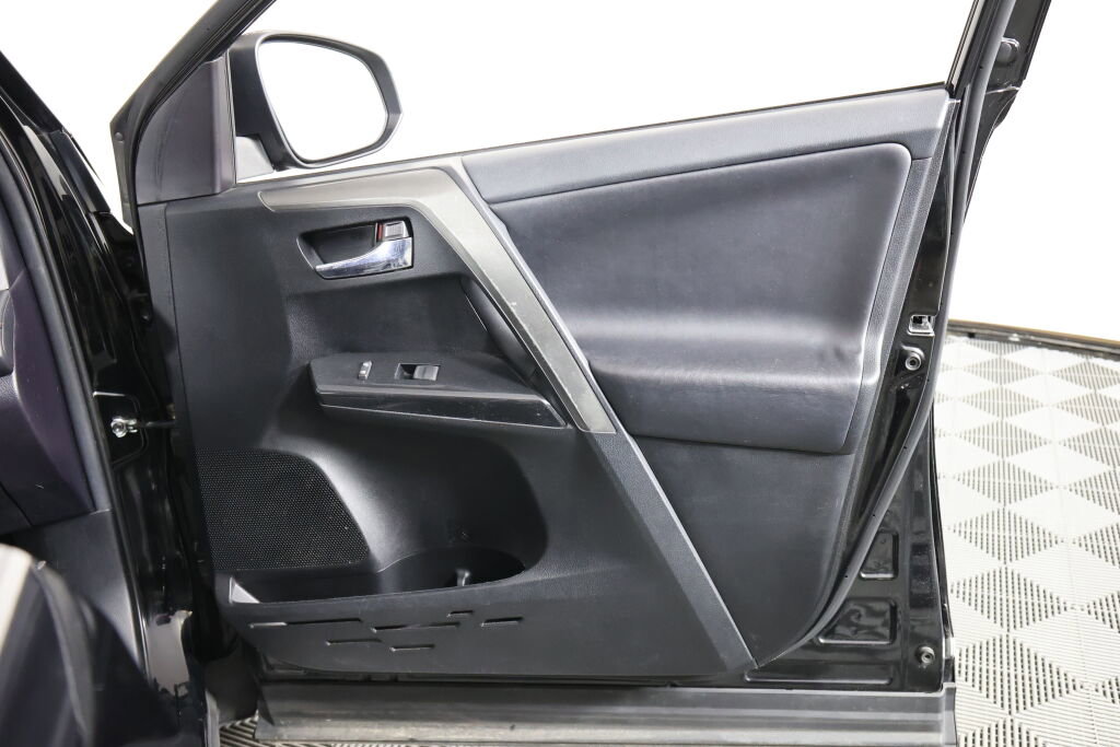 Used 2016 Toyota RAV4 SE image 26