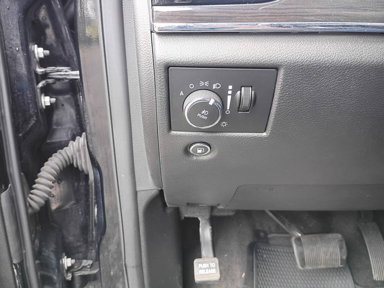 Used 2019 Jeep Grand Cherokee Overland AWD/4WD image 13