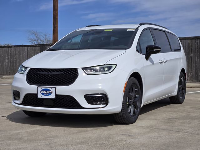 New 2026 Chrysler Pacifica Limited w/ Uconnect Theater Family Group FWD image 2