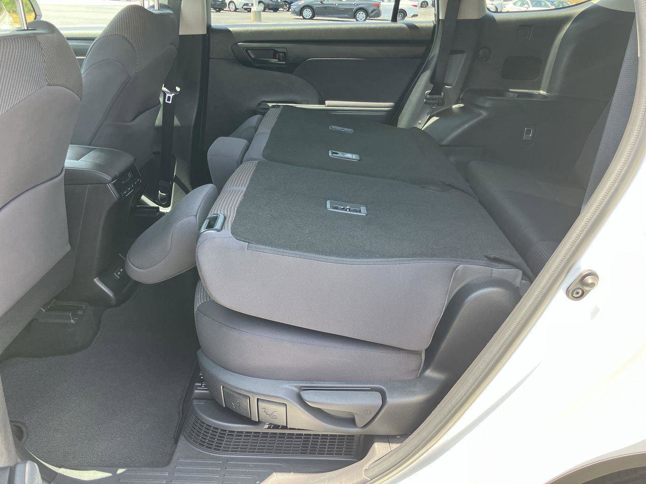 Used 2022 Toyota Highlander LE AWD/4WD image 23