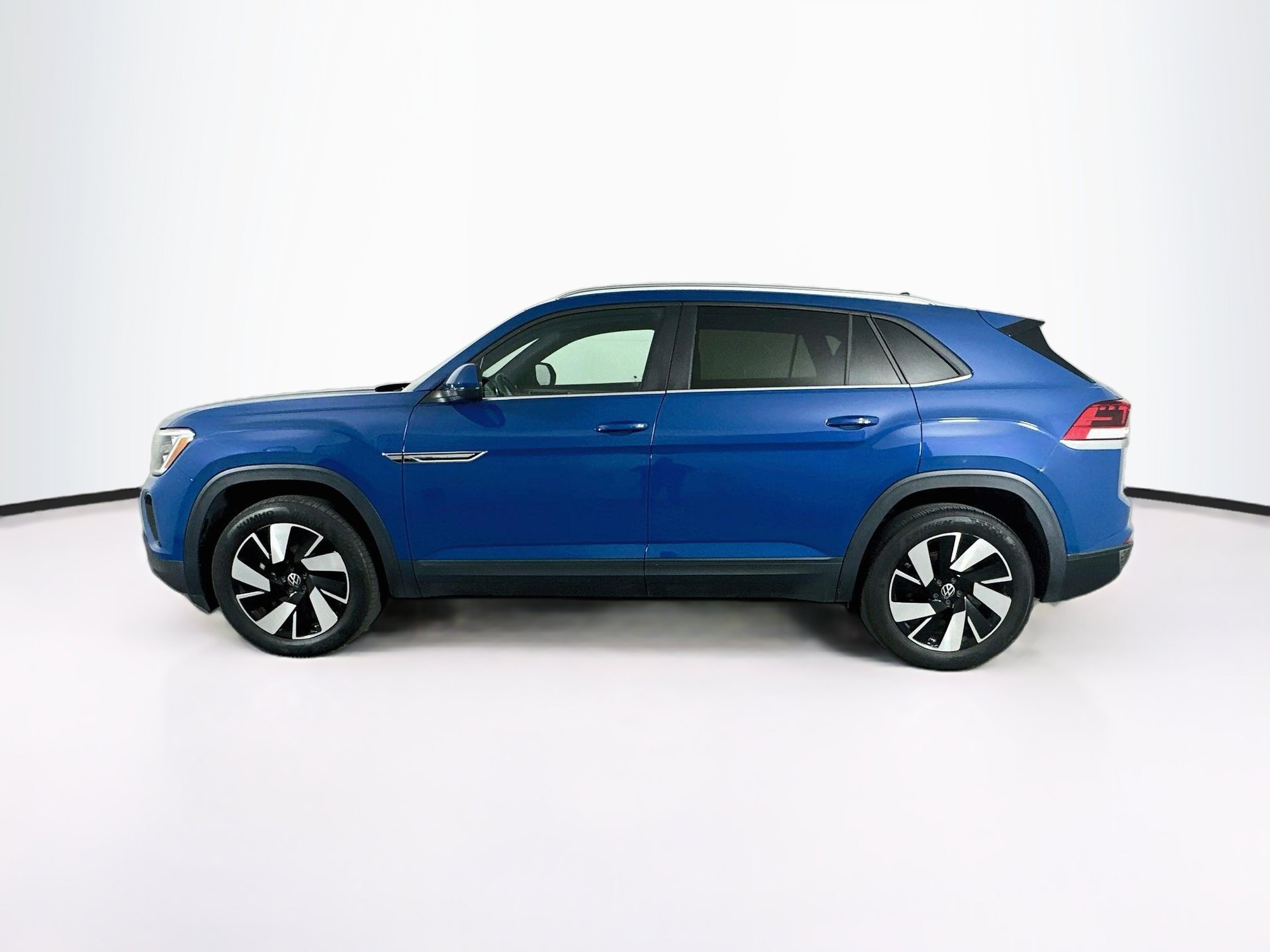 Used 2025 Volkswagen Atlas Cross Sport SE FWD image 4