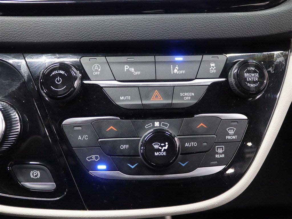 Used 2024 Chrysler Pacifica Touring-L FWD image 27