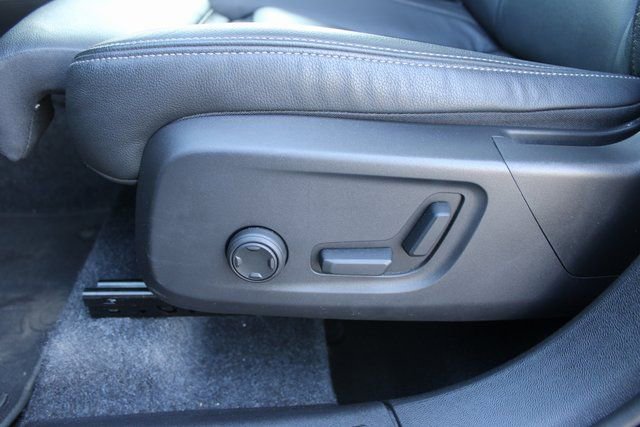 Used 2025 Volvo XC40 B5 Plus image 14