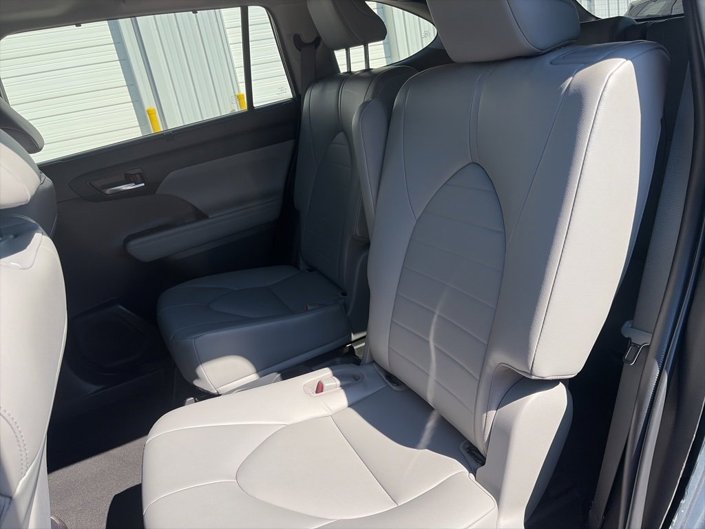 Used 2022 Toyota Highlander XLE image 12