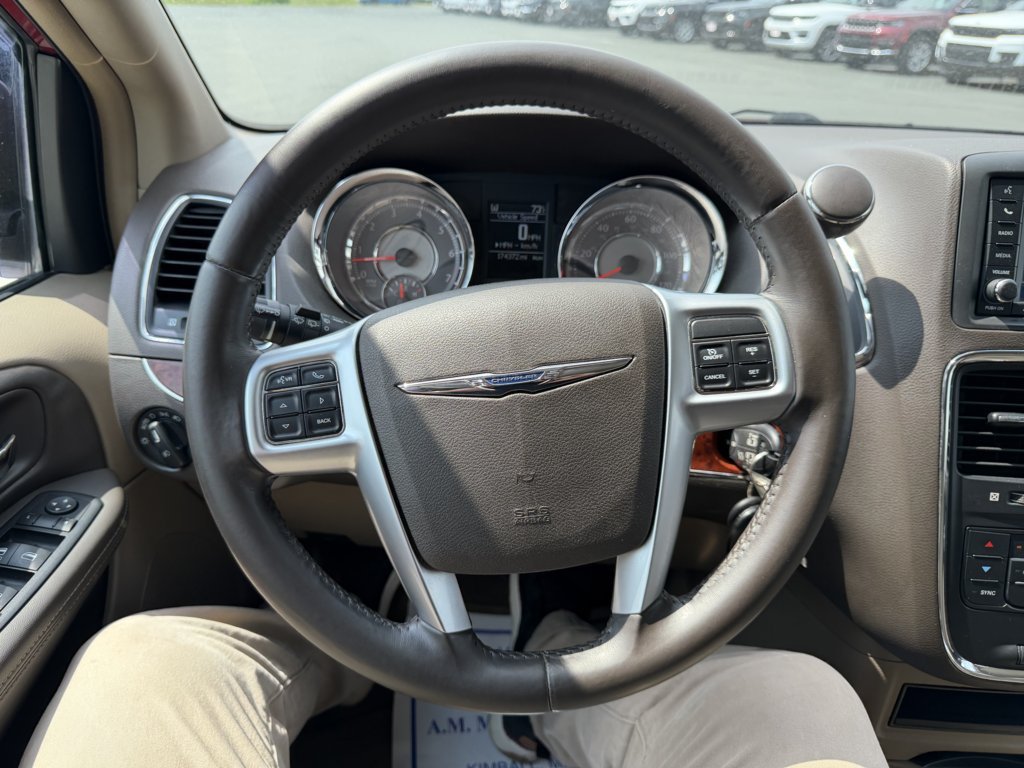 Used 2012 Chrysler Town & Country Touring w/ Entertainment Group #1 FWD image 22