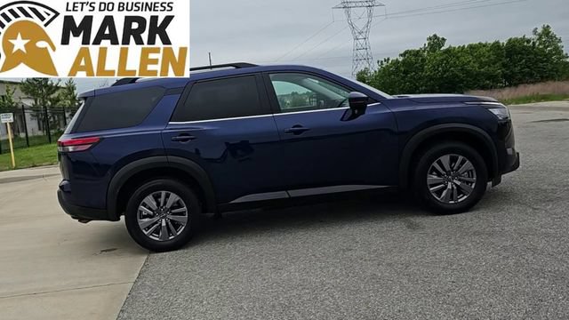 Used 2025 Nissan Pathfinder SV FWD image 9