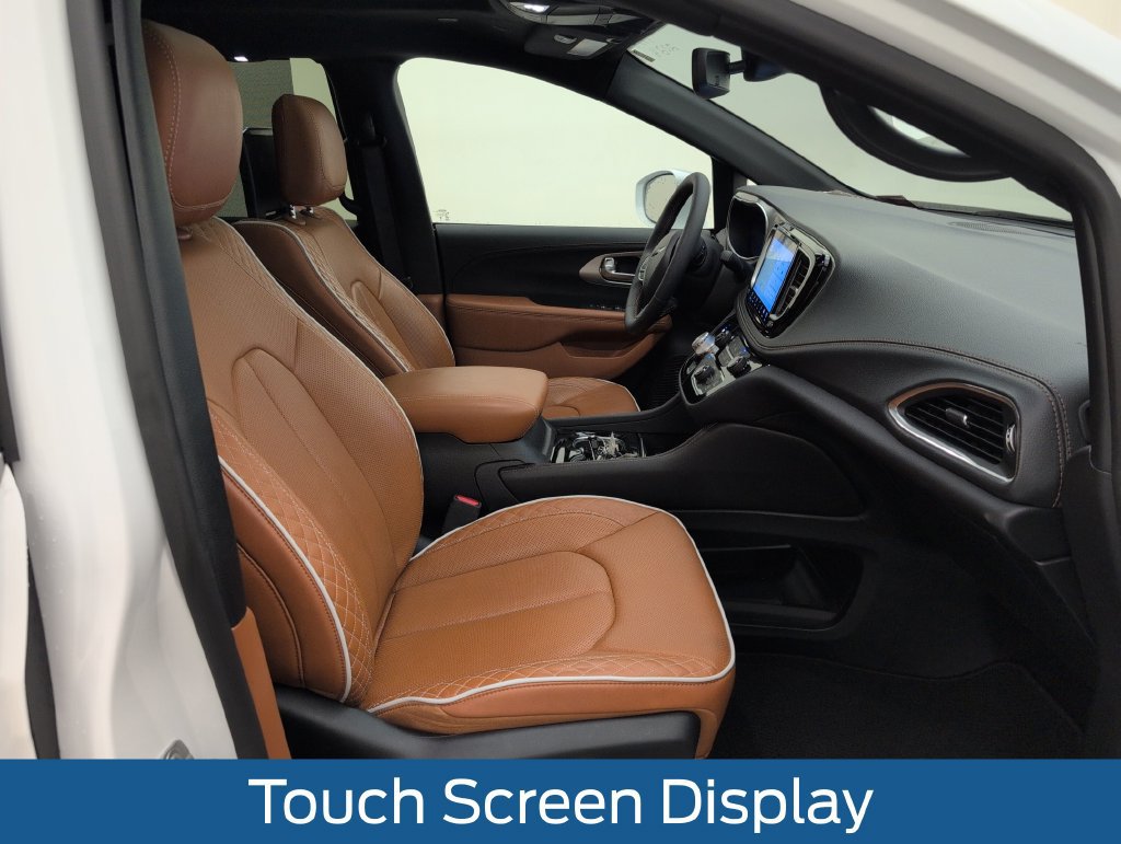Used 2024 Chrysler Pacifica Pinnacle FWD image 16