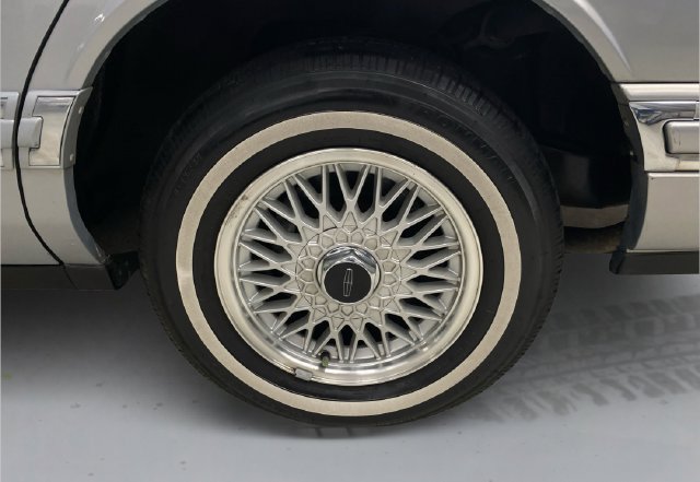 Used 1994 Lincoln Town Car Signature RWD image 18