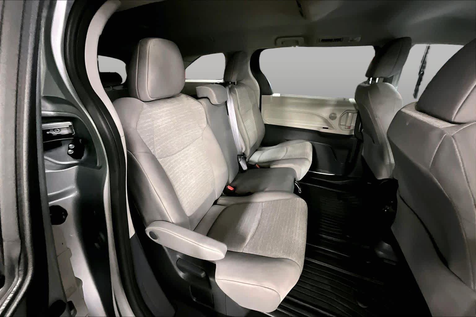 Used 2024 Toyota Sienna LE FWD image 18