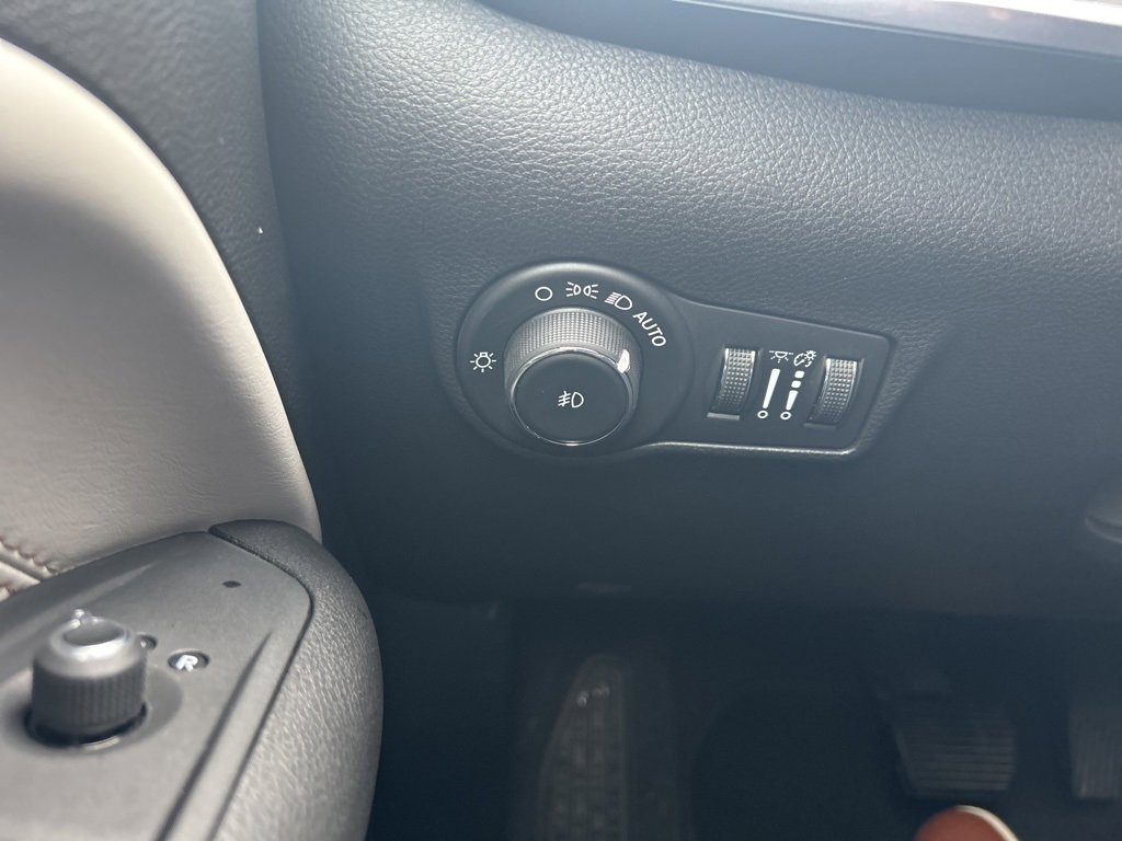 Used 2024 Jeep Compass Limited image 30