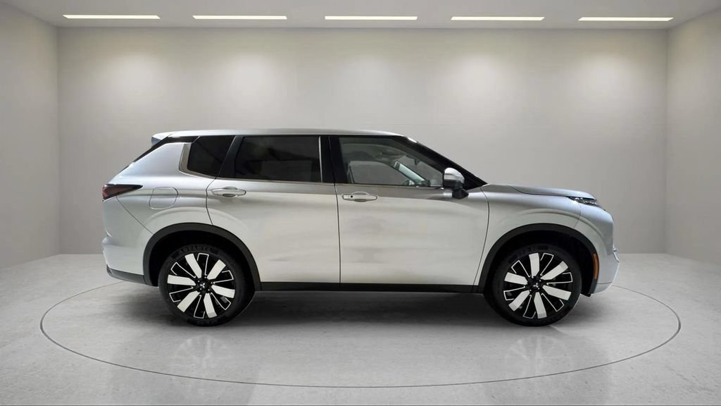 Used 2025 Mitsubishi Outlander SE AWD/4WD image 2