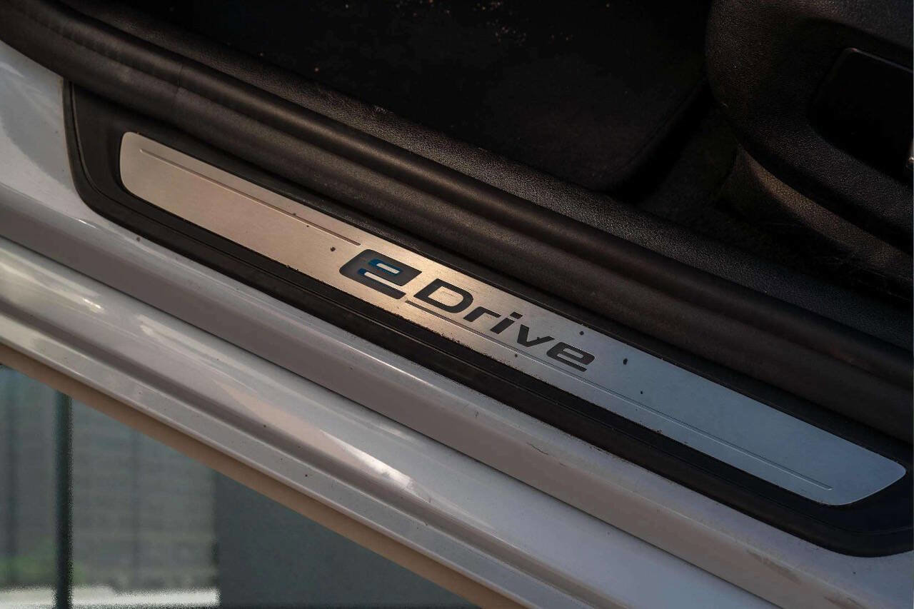 Used 2019 BMW 530e xDrive w/ Convenience Package image 29