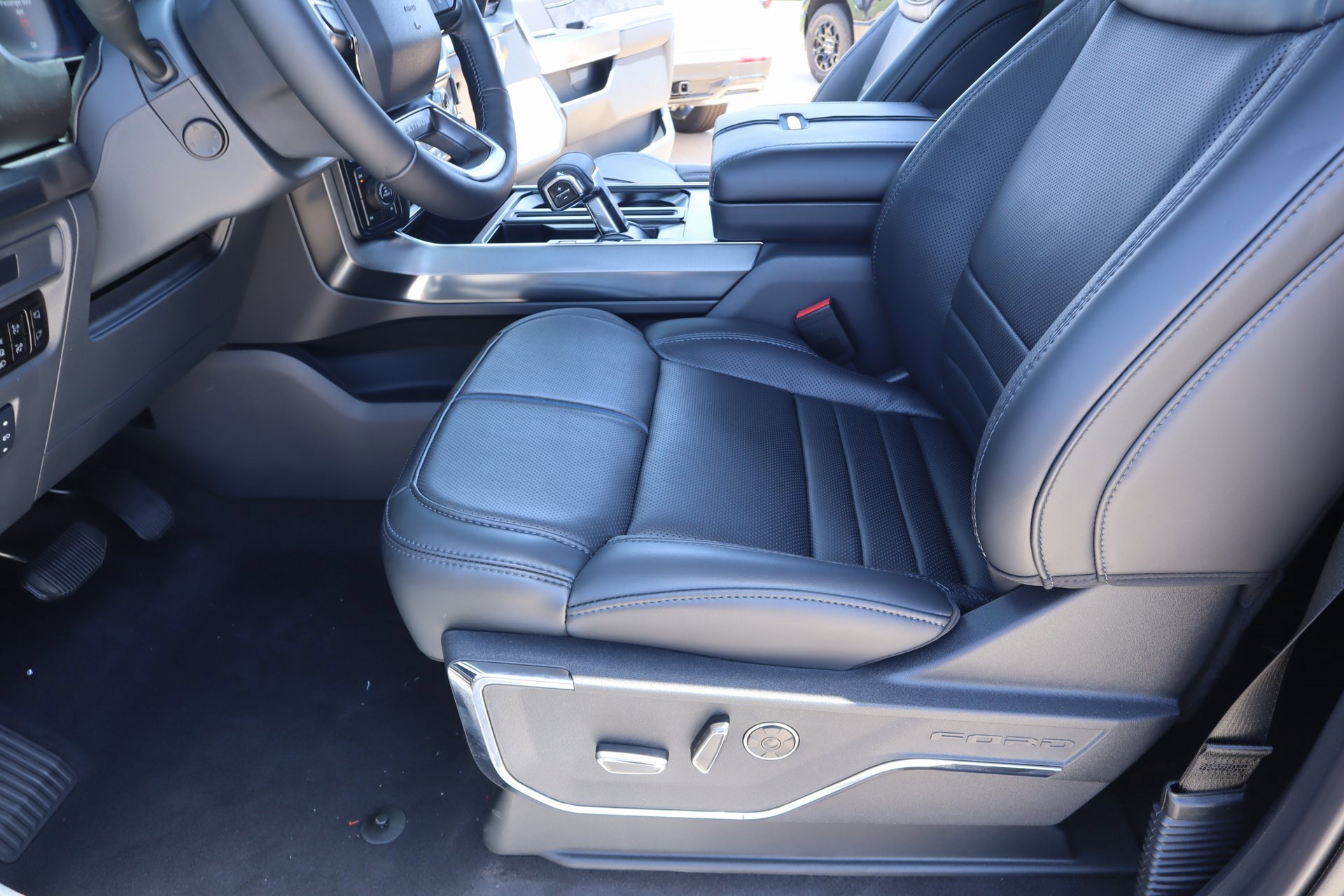 New 2025 Ford F150 Platinum w/ Equipment Group 702A High image 13