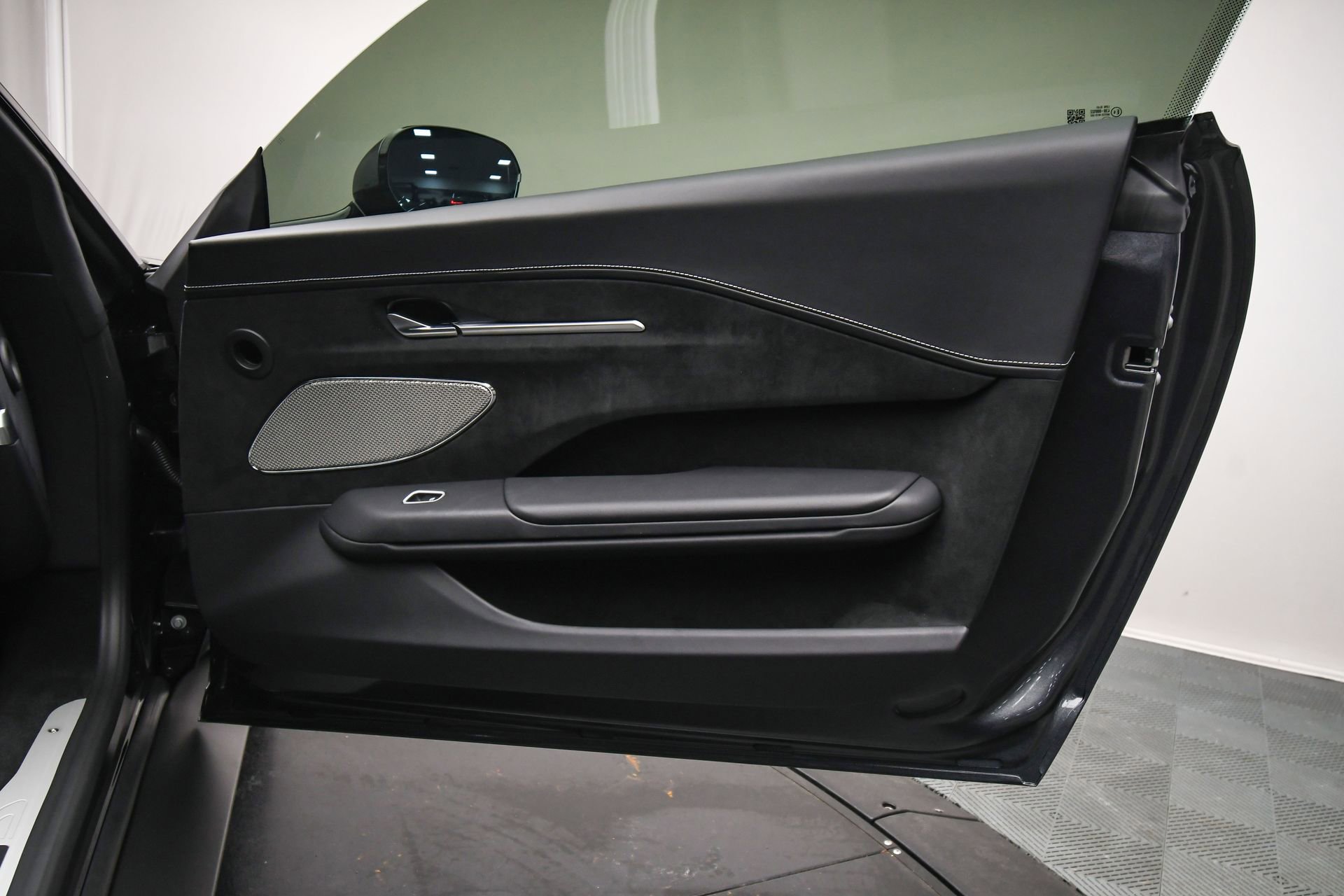 Used 2025 Aston Martin V8 Vantage Coupe image 43