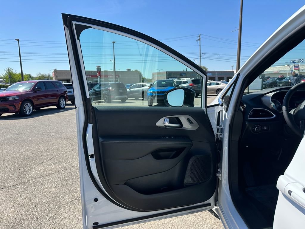 Used 2025 Chrysler Pacifica Select FWD image 15