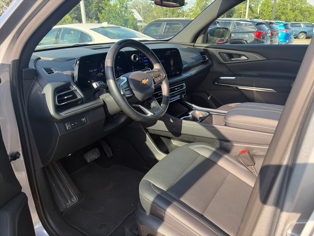 Used 2025 Chevrolet Traverse LT FWD image 16