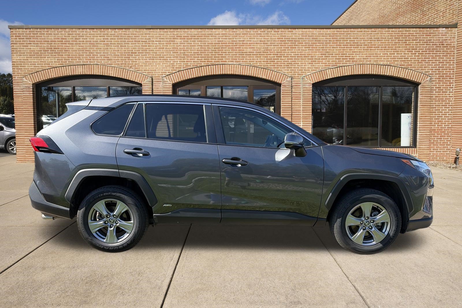 Used 2025 Toyota RAV4 XLE AWD/4WD image 2