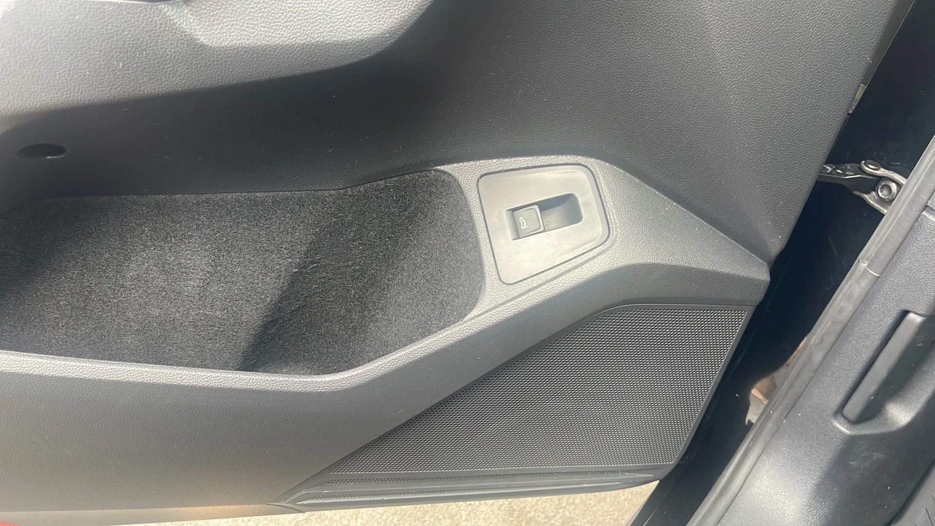 Used 2019 Volkswagen Tiguan SEL Premium image 23