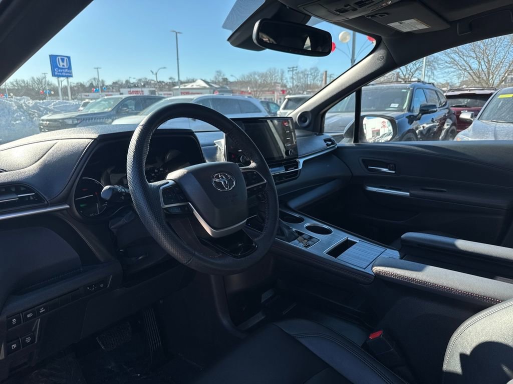 Used 2022 Toyota Sienna XSE image 13