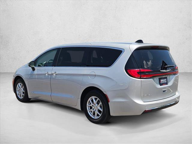 Used 2023 Chrysler Pacifica Touring-L FWD image 8
